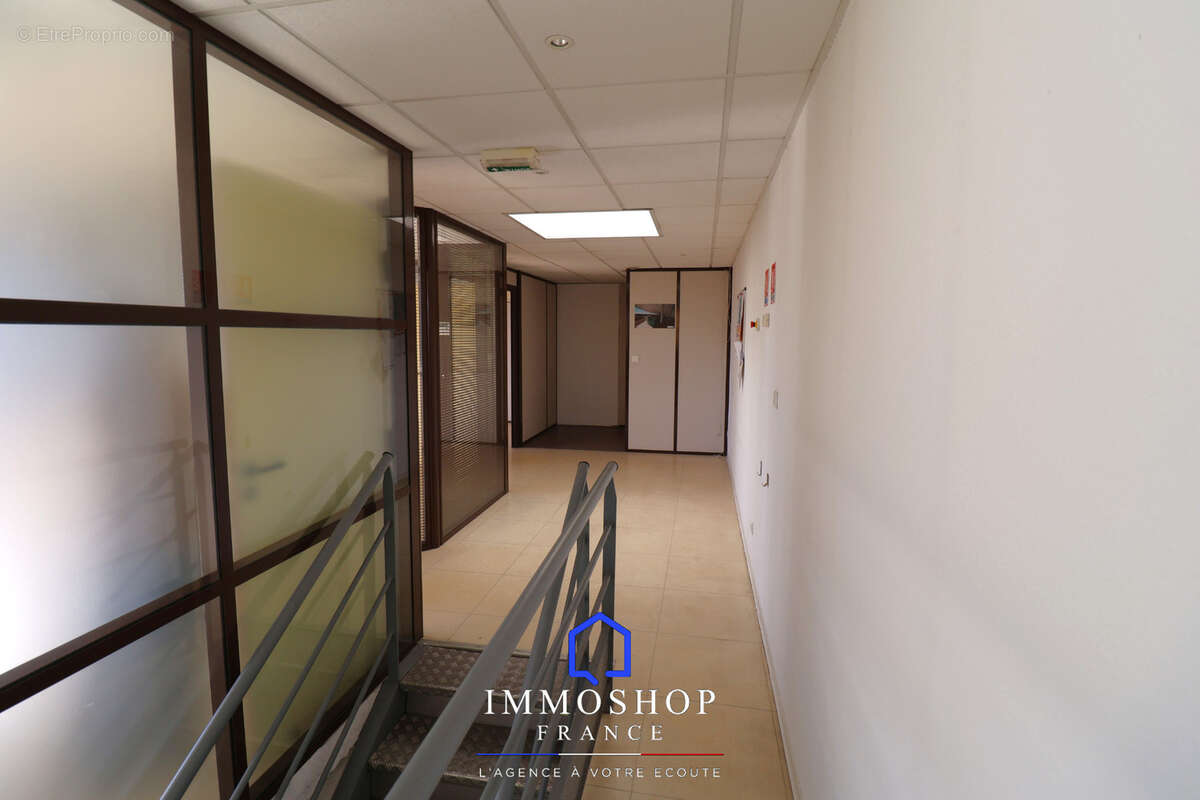 Entrepot + bureau 814 m2 pertuis 84120 - photo 8