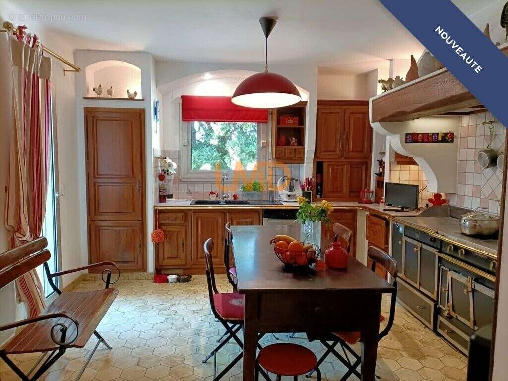 Maison à ENTRAIGUES-SUR-LA-SORGUE