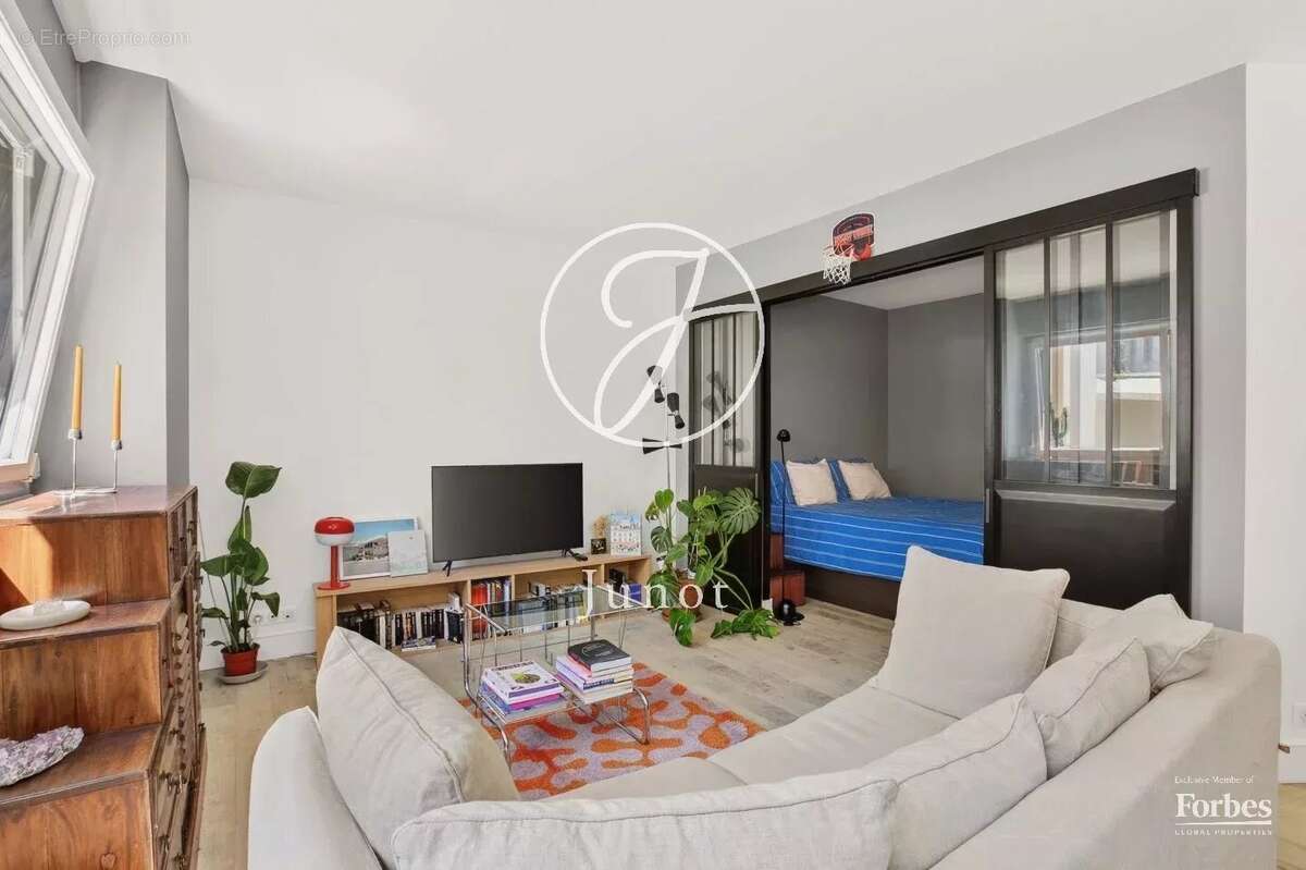 Paris 16e - PASSY / TOUR - Grand studio esprit 2 pièces - 44,70m² Carrez - 1 chambre avec verrière - photo 7