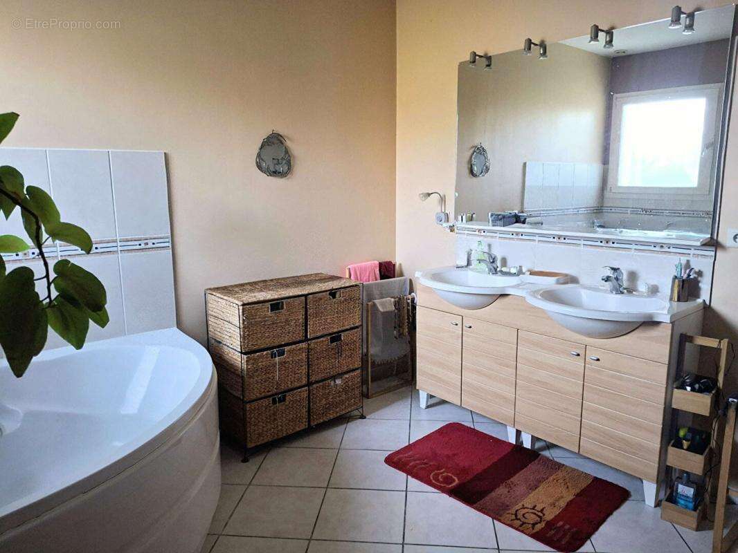 Maison à SAINT-CHRISTOLY-DE-BLAYE