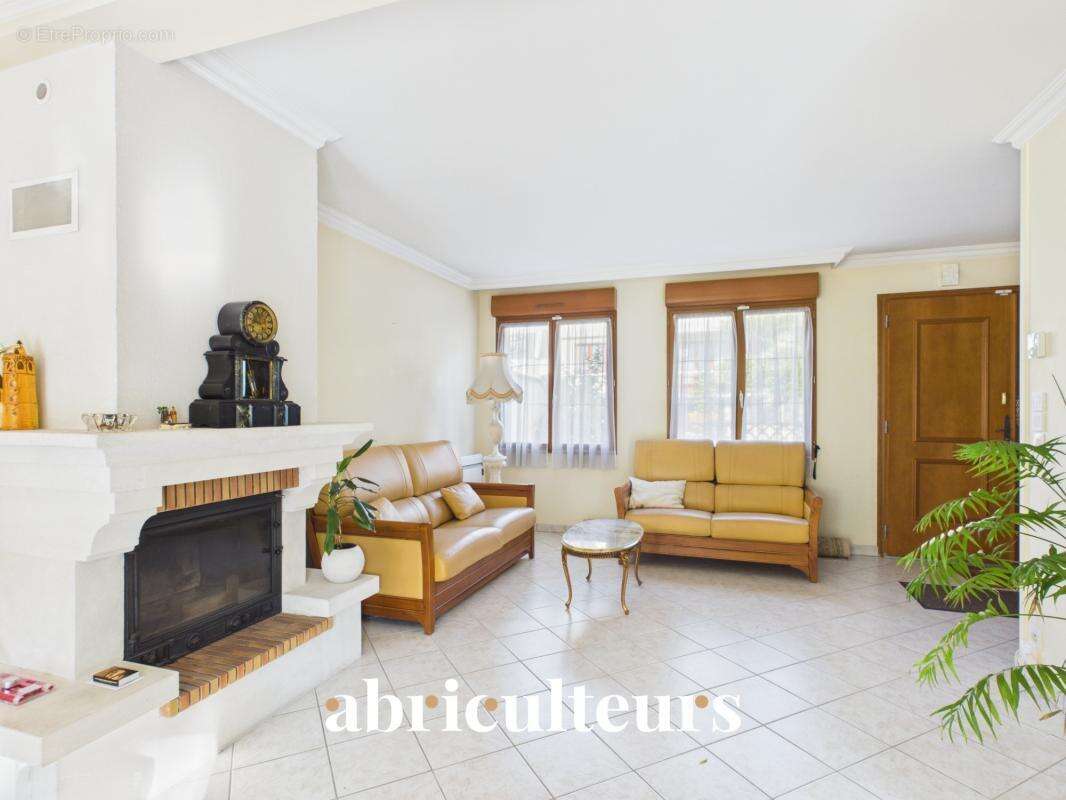 Maison familiale de 107m² avec terrasse et jardin - en vente à Versailles Porchefontaine (78000) - photo 6