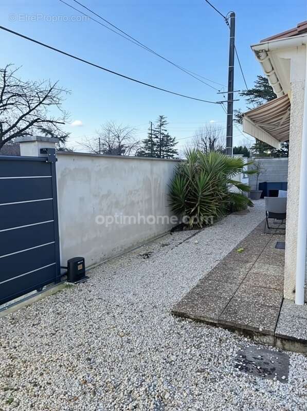 Maison à ROULLET-SAINT-ESTEPHE