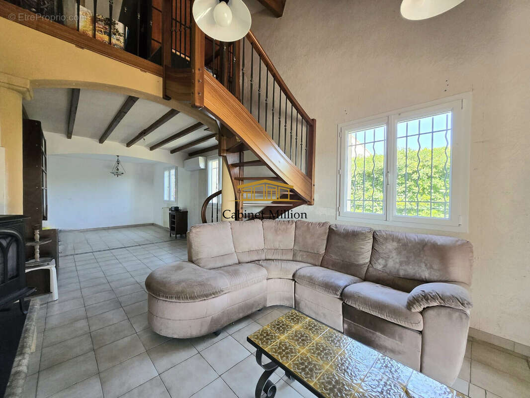 Maison à VIC-LA-GARDIOLE