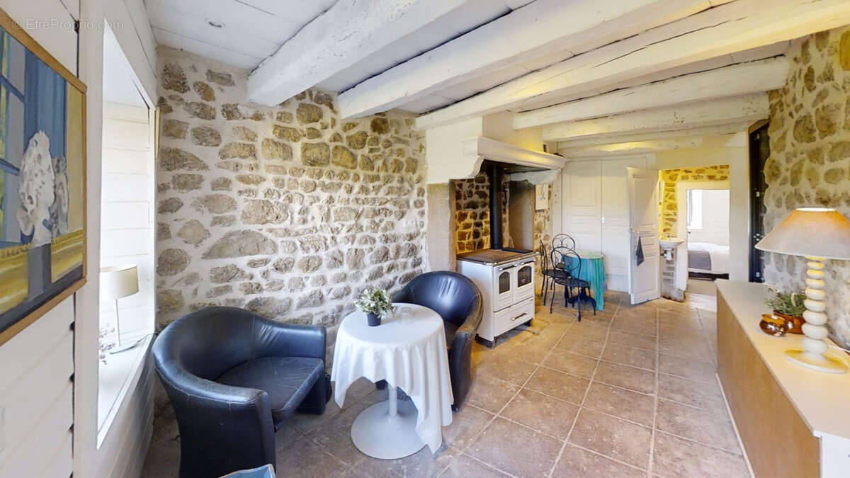 Maison à TOURS-SUR-MEYMONT