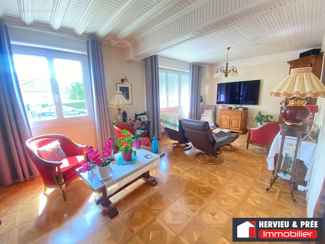 Maison familiale spacieuse à Luc-sur-Mer, coeur de ville, à 10 minutes a pied de la mer -3 chambres, bureau, jardin clos et gara - photo 3