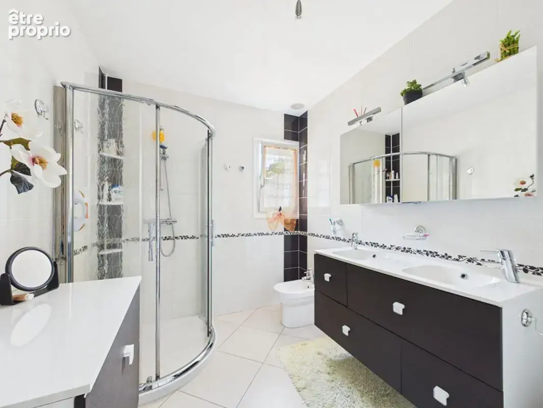 Maison de 105 m2 au coeur de Montamisé , 3 chambres, jardin, garage , grand sous sol - photo 9
