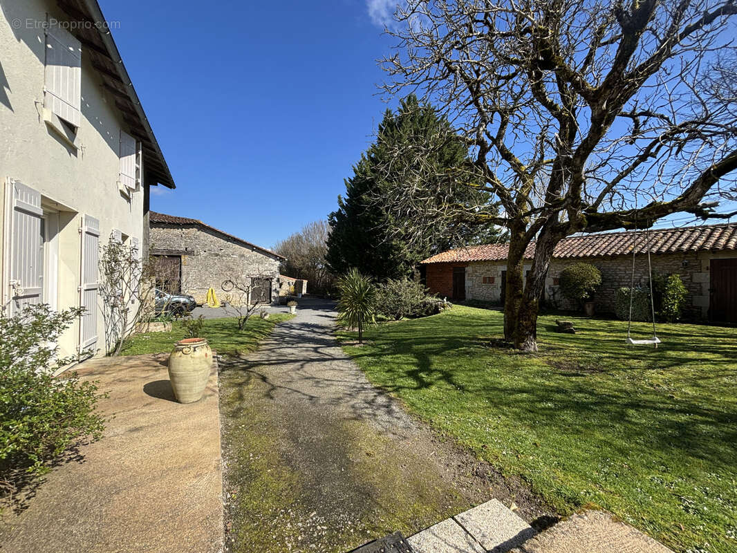 Maison à SAINT-COUTANT