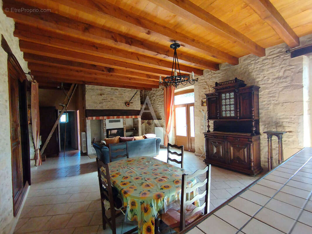 Maison à LES JUNIES