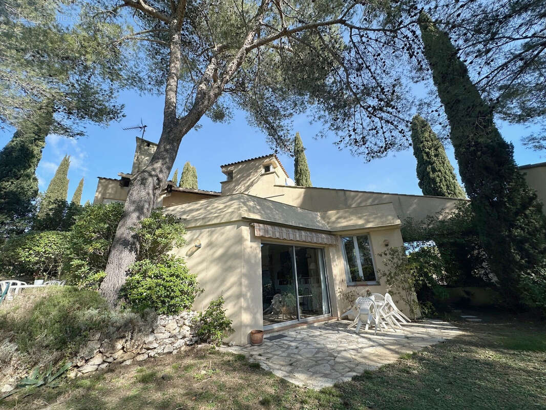 Maison à SAINT-CLEMENT-DE-RIVIERE