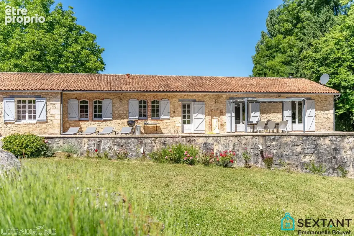 A 15 min de Bergerac, superbe propriété en pierre rénovée sur plus de 3 HA, 4 habitations, grange, superbe espace piscine - photo 9