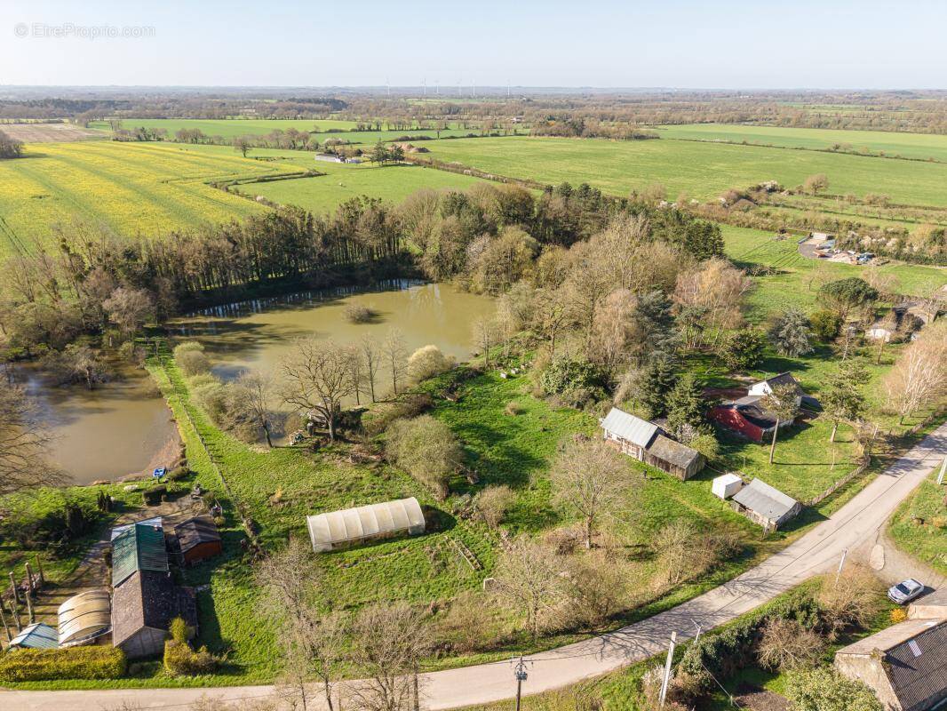 Terrain à SAINT-VINCENT-DES-LANDES