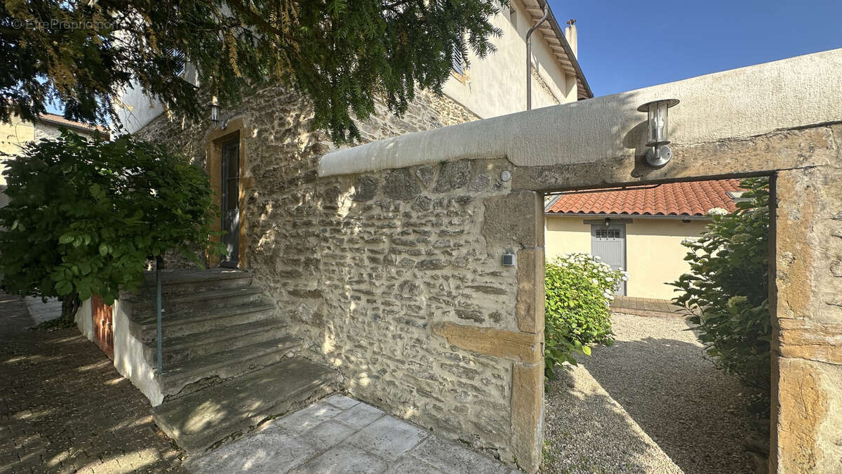 Maison à FLEURIEUX-SUR-L'ARBRESLE