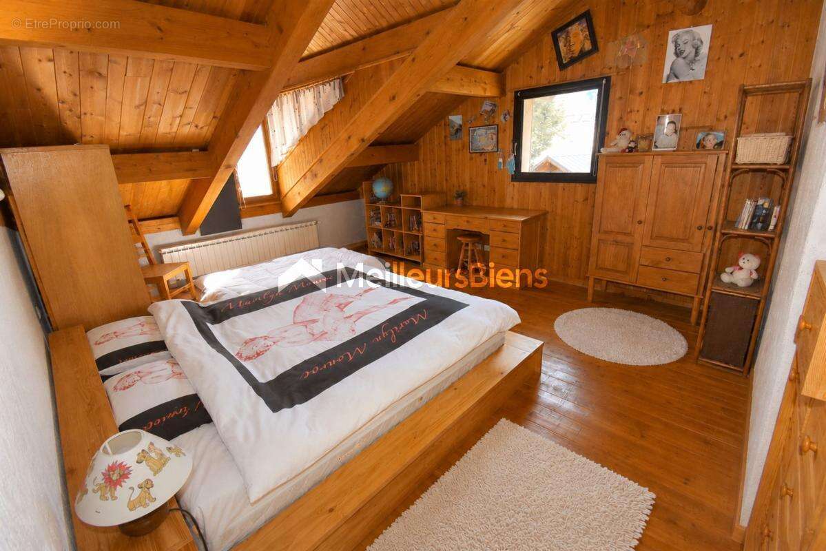 Chalet familial à Val-des-Prés, terrasse, balcon et jardin de 1405 m² - photo 13