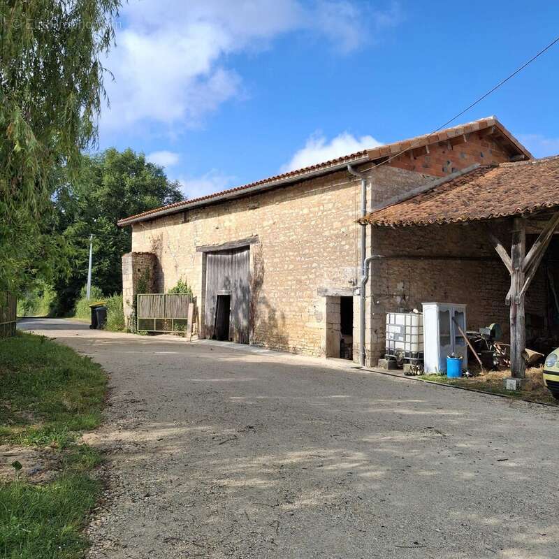 Maison 129 m² à Cellefrouin  - photo 5