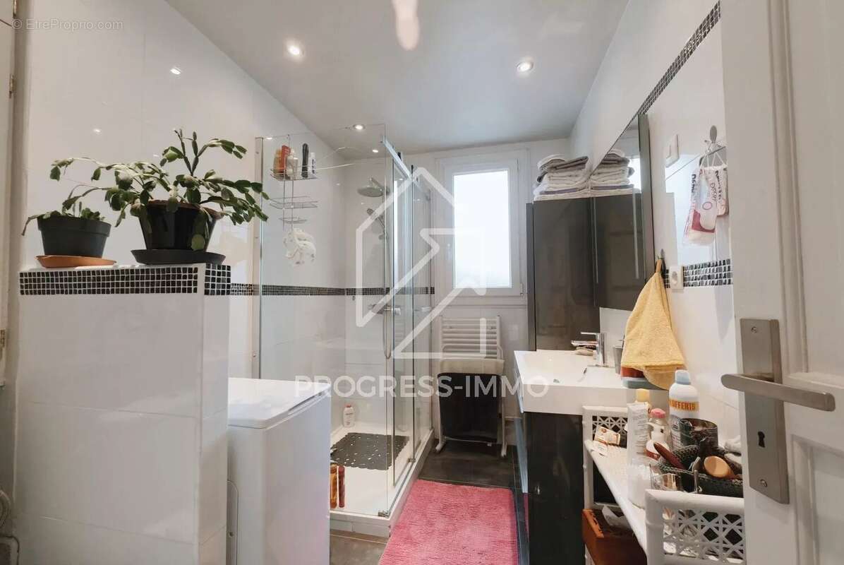 Appartement à COMBS-LA-VILLE