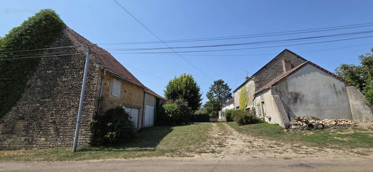 Ancienne ferme avec nombreuses dépendances et plus de 3 000 m2 de terrain - photo 23