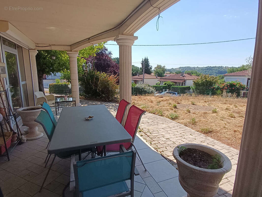 À deux pas du centre-ville de Figeac - Ensemble immobilier de 230 m² avec logement indépendant et vue panoramique - photo 11