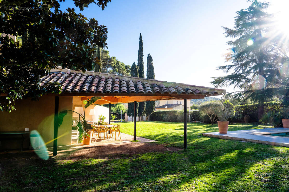 La seyne-sur-mer, janas, superbe villa d' architecte de 256 m2 sur terrain arbore de 3080 m2 - photo 8