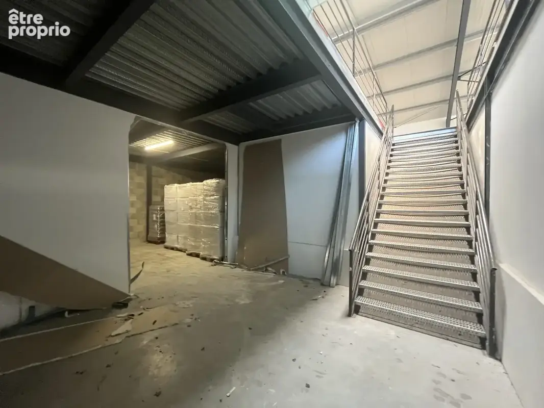 Commerce 693 m² à Saint-Priest-En-Jarez  - photo 3