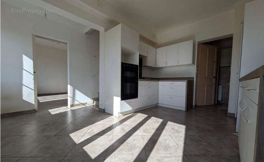 Maison familiale de 115 m2 avec bâtiment de 82.5 m2  et  terrain de 1246 m2 - photo 5