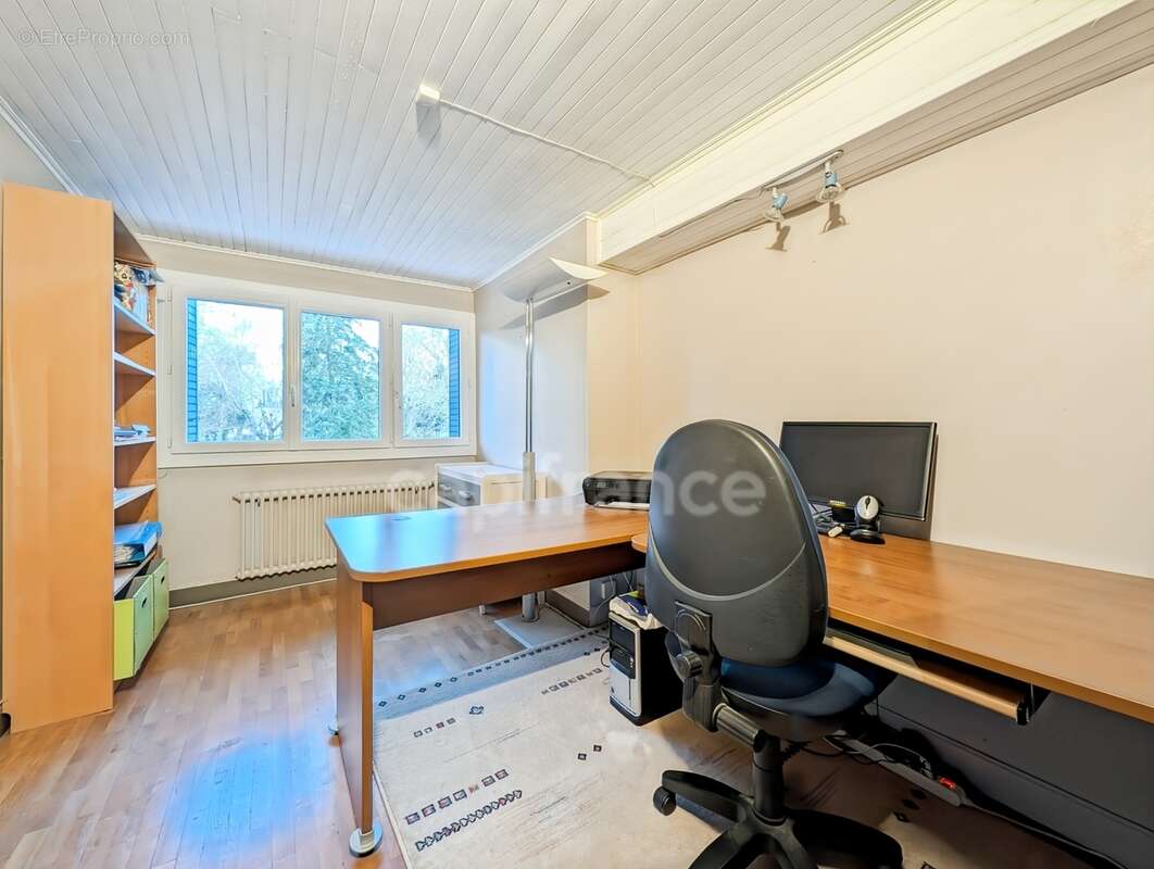 A vendre à 5 mn de Chalon-Sur-Saône (71) cette villa authentique de 189 m² 7 pièces 5 chambres 1 bureau et terrain de 2310 m² - photo 12