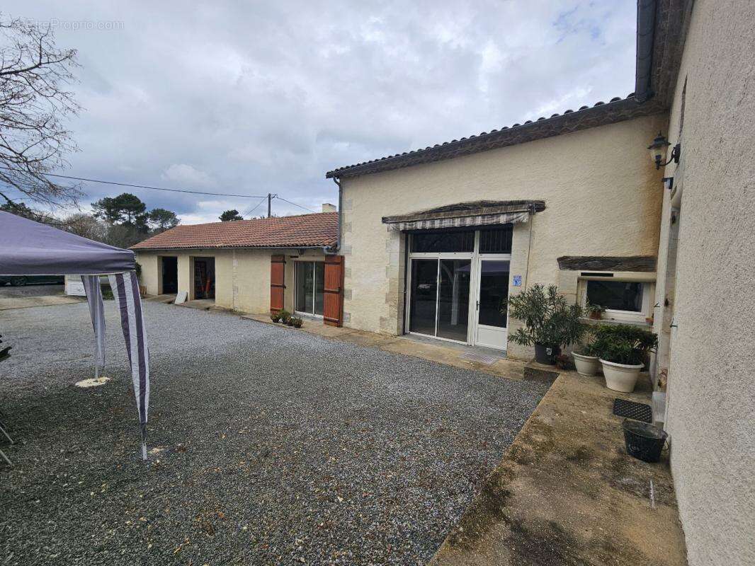 Maison à CHALAGNAC