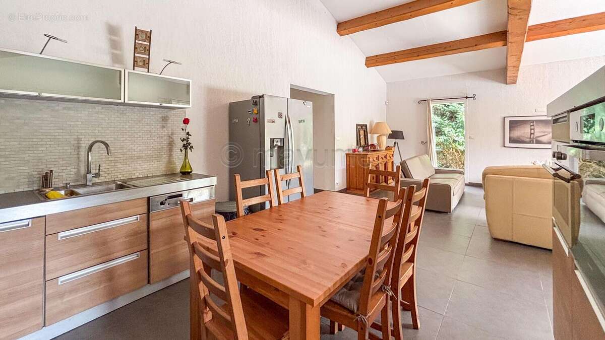 Maison individuelle T5 de 155m² - plain pied - piscine - 83640 Saint Zacharie n°6 - Maison à SAINT-ZACHARIE