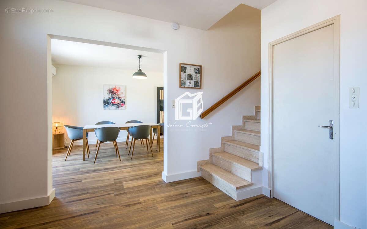 Maison à SALLES-CURAN