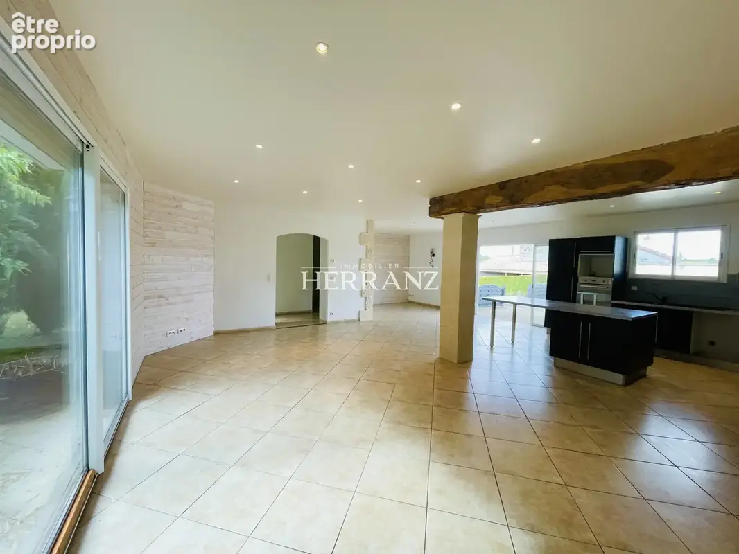 Maison familiale de plain-pied de 135 m2, 4 chambres, garage de 55 m2 et jardin de 2 000 m2 - photo 5