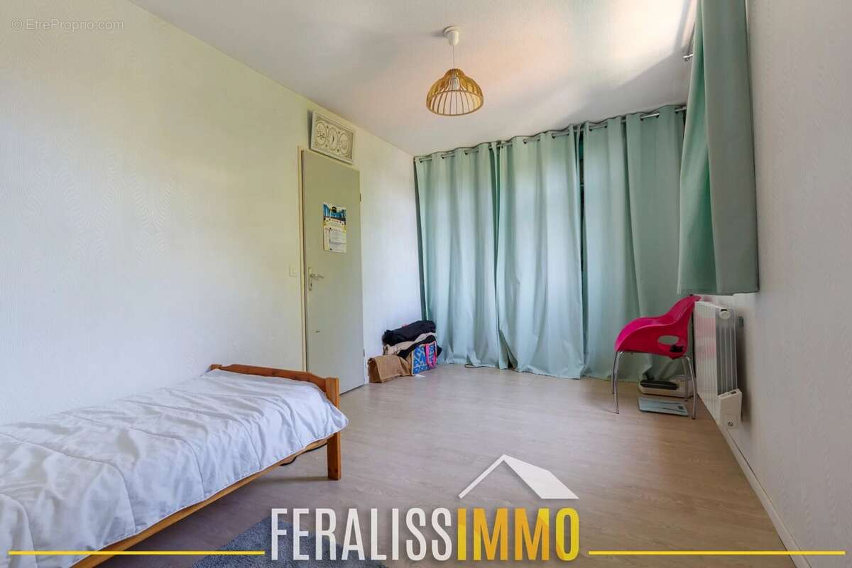 Emplacement recherché, 4 chambres et beau potentiel ! - photo 10