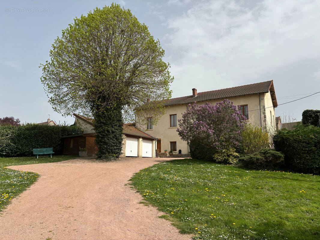 Maison à LE MAYET-DE-MONTAGNE