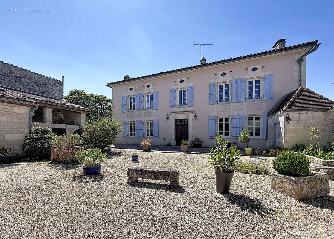 Maison à MONTIGNAC-CHARENTE