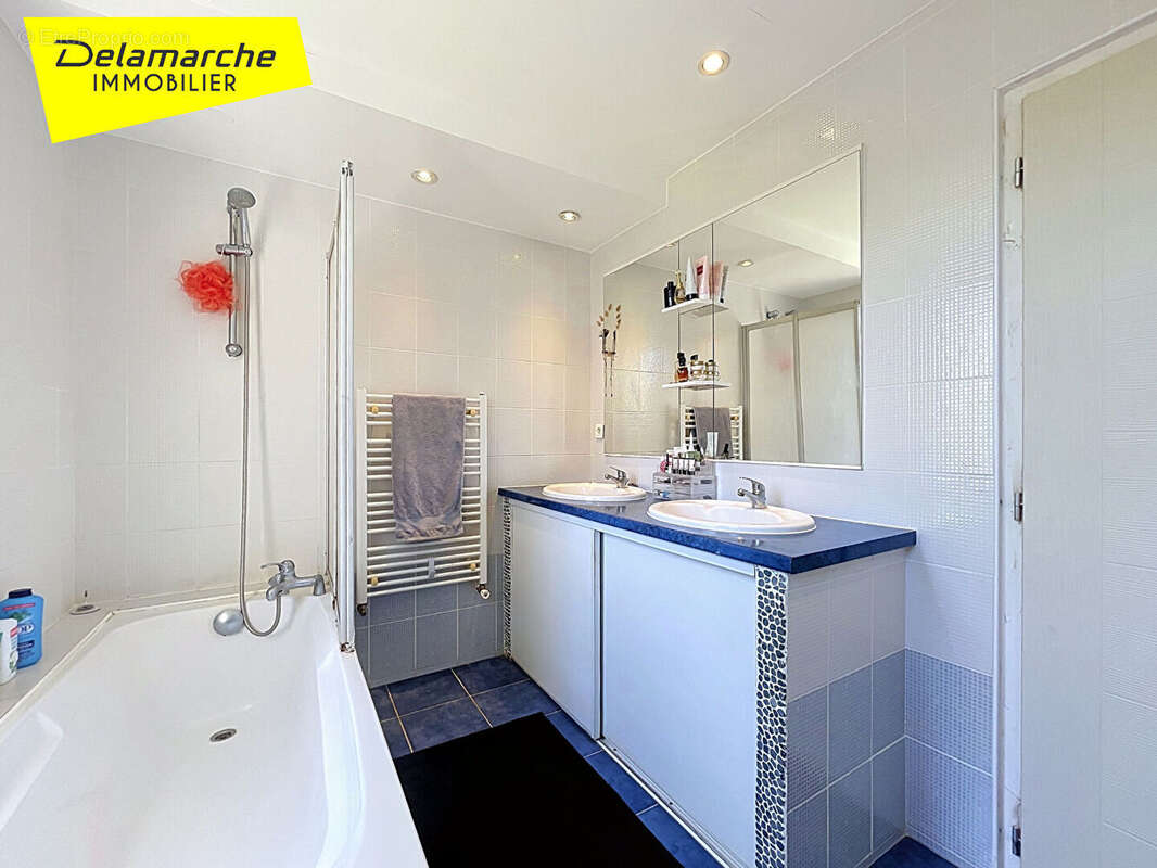 A VENDRE A  AVRANCHES (50300)  Maison de centre ville PLACE PATTON entièrement rénovée ,5 pièces , 4 chambres , Jardin ,Terrasse - photo 11