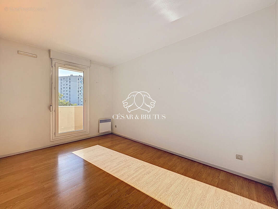 Chambre 1 - Appartement à LYON-7E
