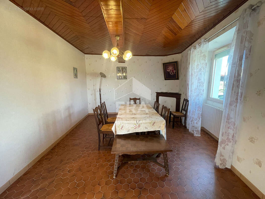 Maison à VILLECOMTAL-SUR-ARROS