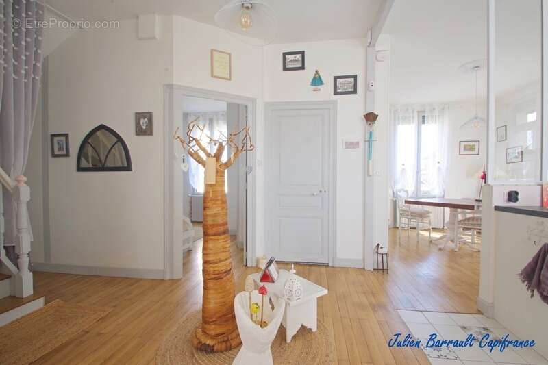 Maison familiale de 148m² avec 5 chambres entièrement rénovée en 2021 sur un terrain clos de 438m² - photo 4