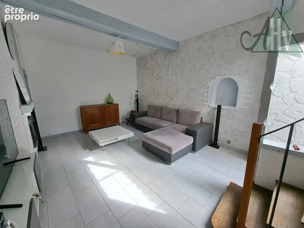 CHEROY (89) - Maison de ville rénovée de 228 m2 avec 4 chambres et extérieur. - photo 2