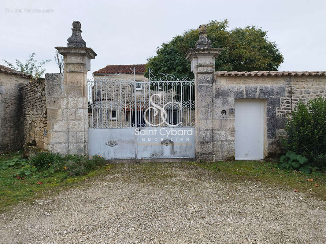 Maison à FLEAC