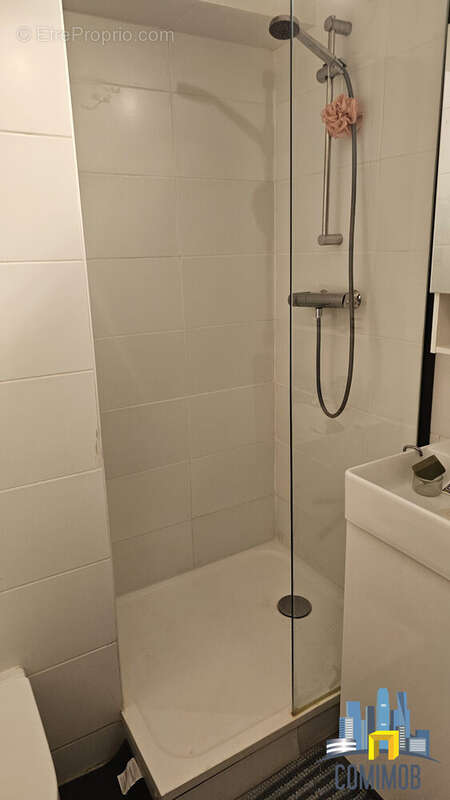 LIT ESCAMOTABLE AU PLAFOND  - Appartement à COURBEVOIE