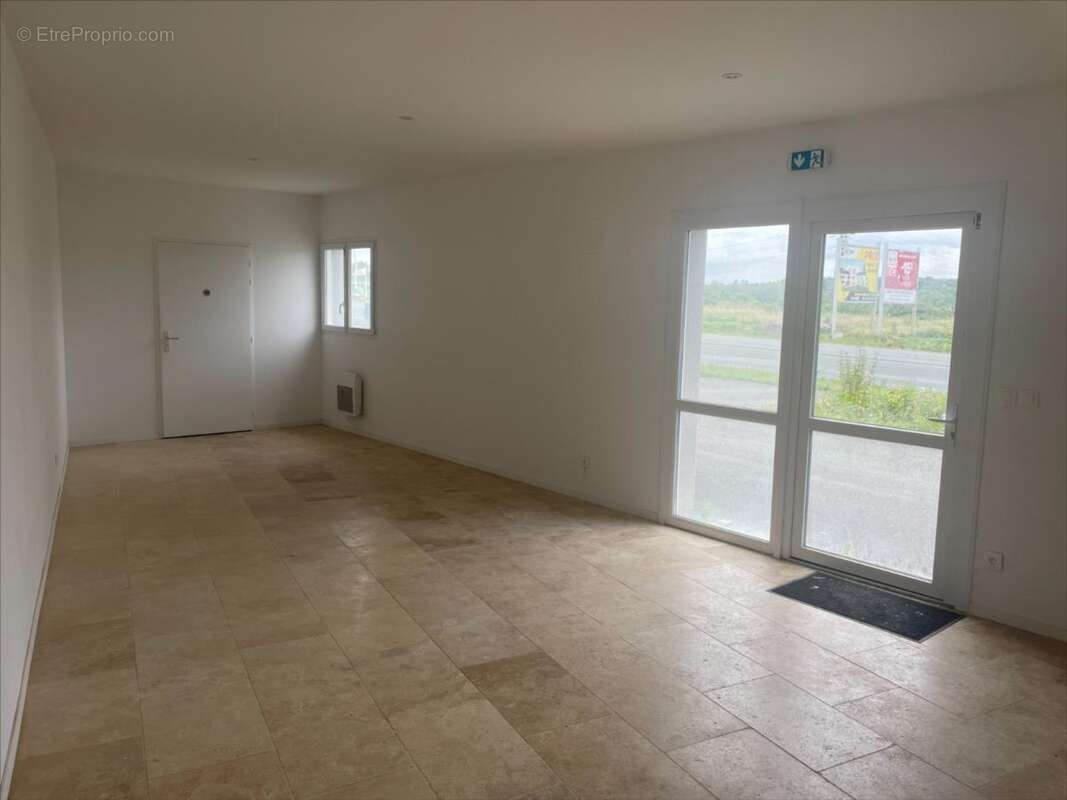 Commerce 95 m² à Migne-Auxances  - photo 49