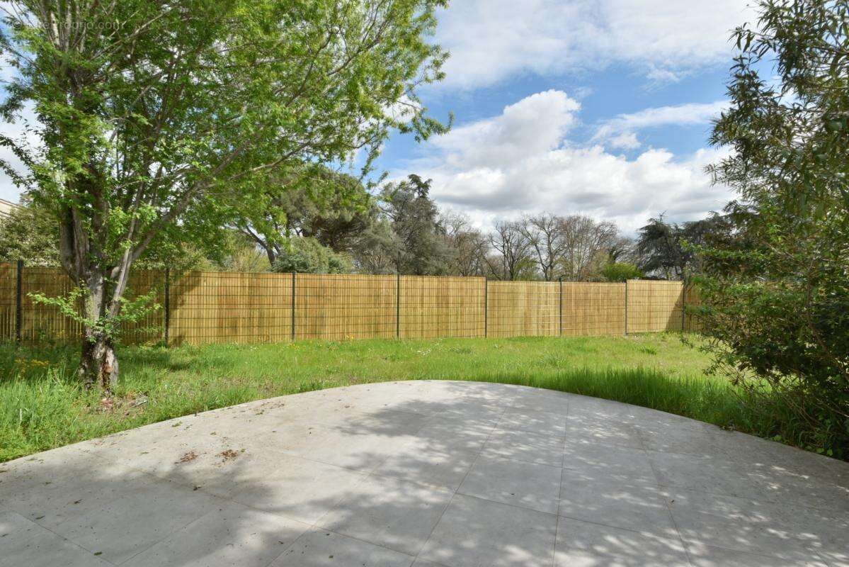 EXCLUSIVITE - Appartement T4 rez de jardin - Garage et parkings - photo 4