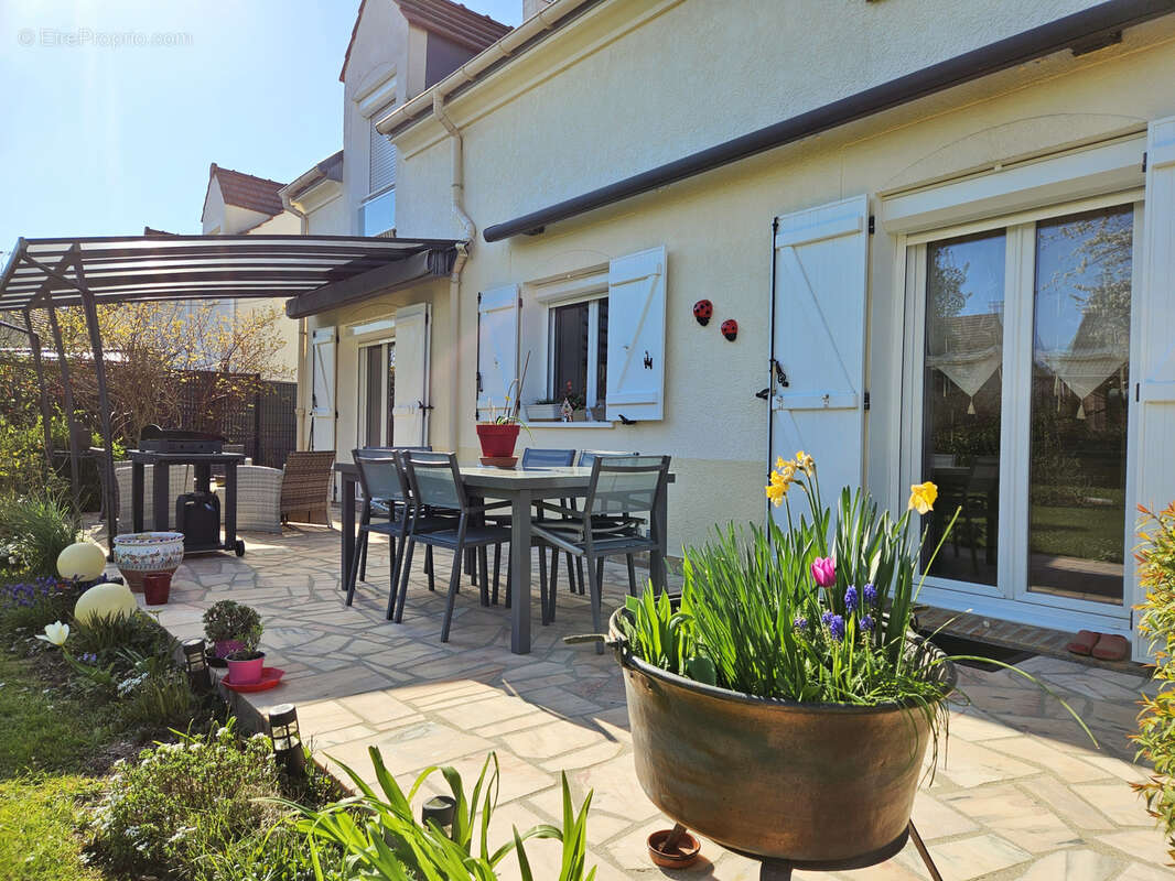 Maison à MANDRES-LES-ROSES