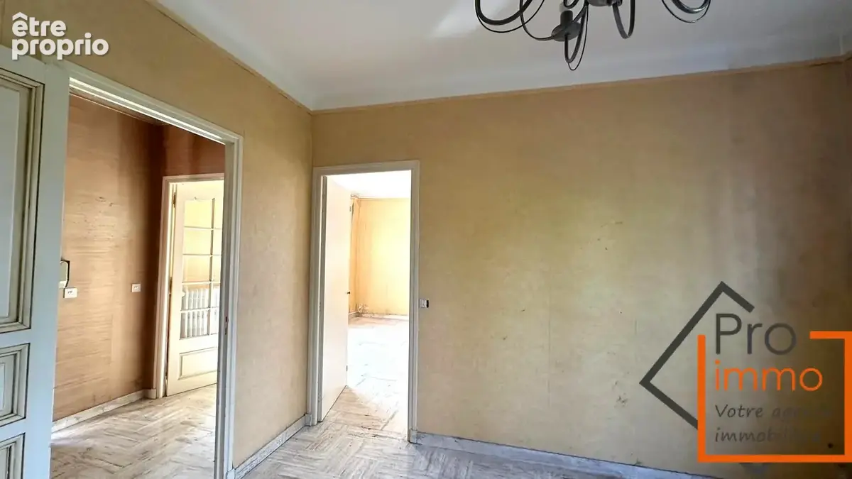 Villa à rénover avec un grand garage - photo 11