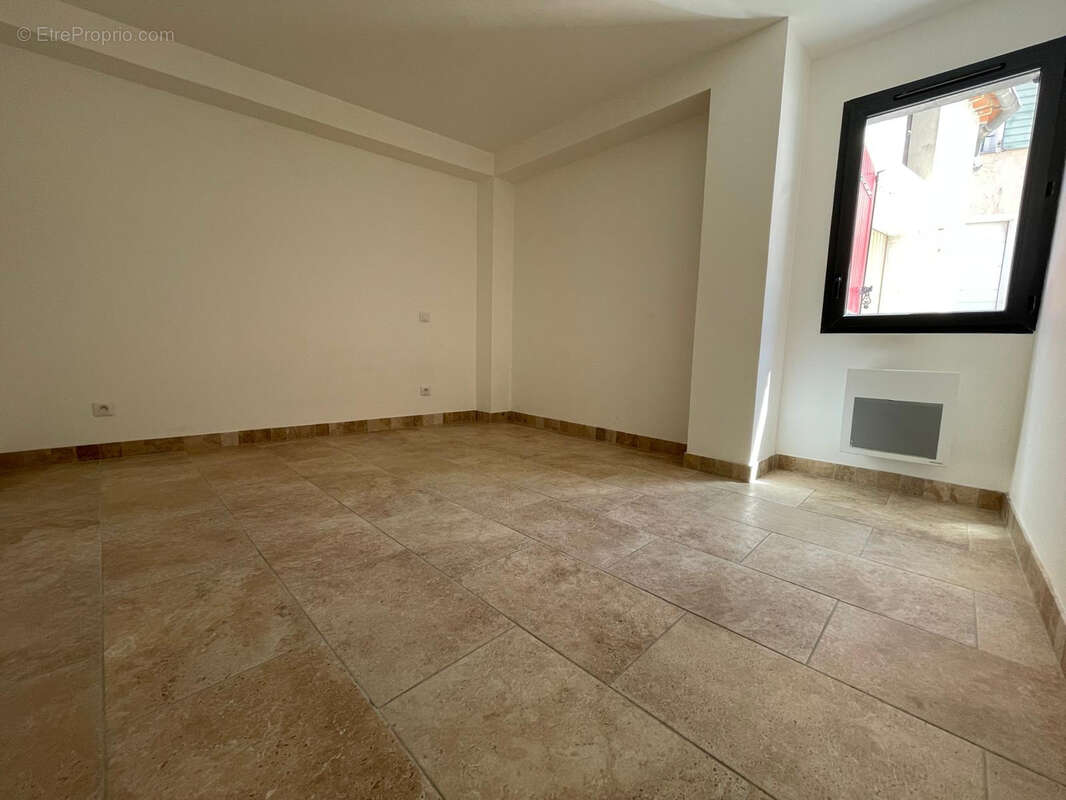Appartement à COLLOBRIERES