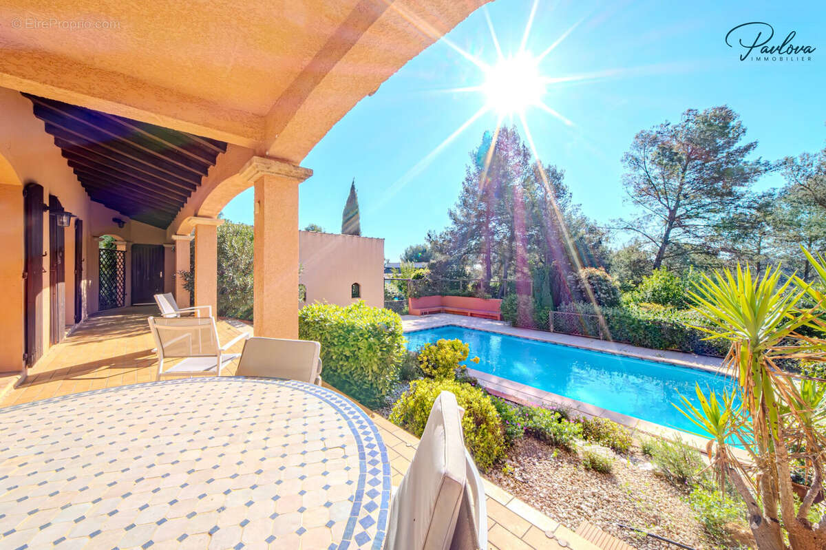 Maison à SAINT-CLEMENT-DE-RIVIERE