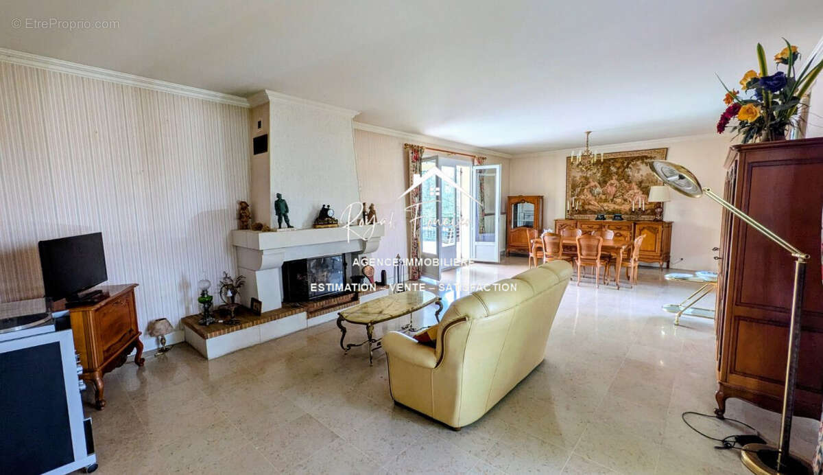 Séjour avec cheminée et accès à la terrasse - Maison à CHATELLERAULT