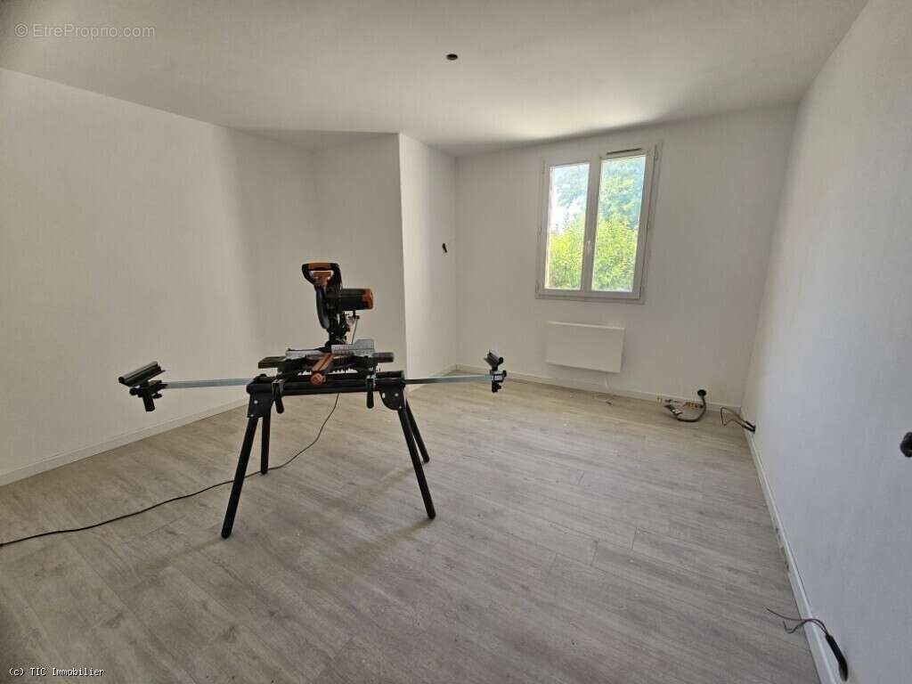 Pavillon de 3 Chambres avec Garage - 8km de Ruffec - photo 8