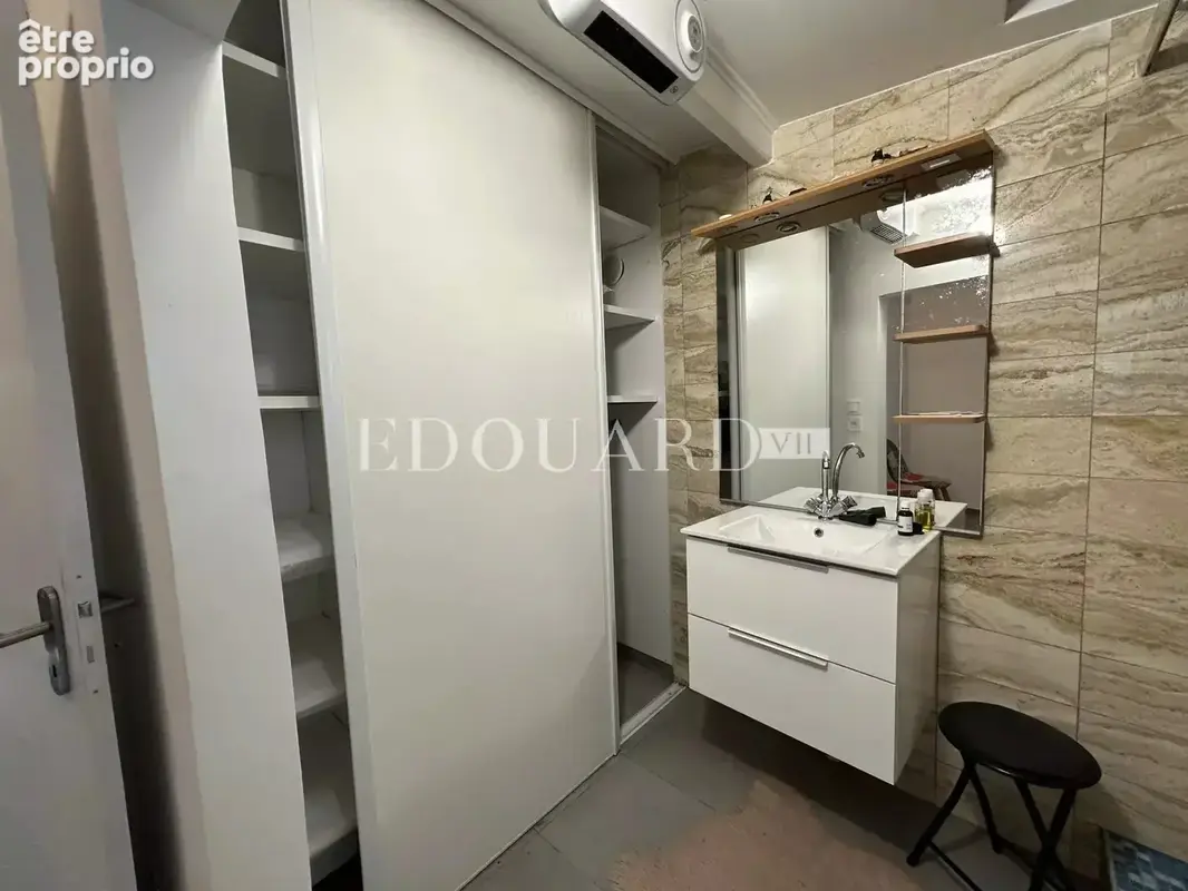 Sur la commune de Castellar, charmante maisonnette avec 6 parkings, exclusivité - photo 4