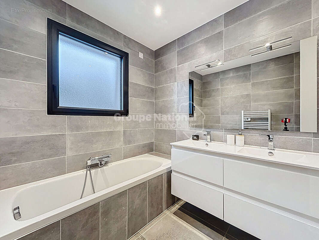 Maison à MONTELIMAR