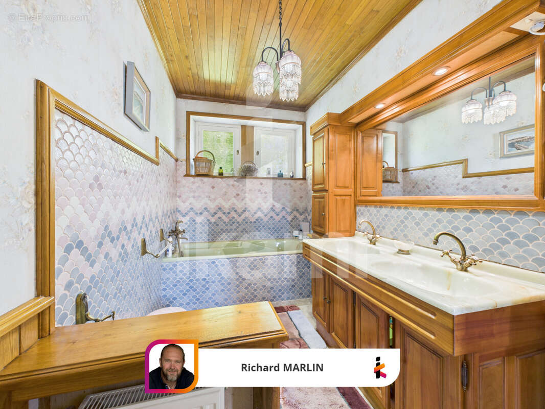 Maison à CHATEAUNEUF-DU-FAOU